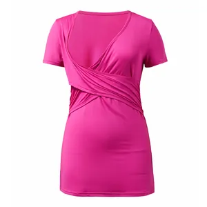 Vista dettagliata della maglia premaman fucsia per l'allattamento con design incrociato