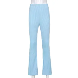Detailaufnahme der hellblauen, gerippten High-Waist-Schlaghose für Damen aus Stretch.