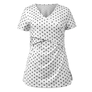 Top premaman da allattamento bianco a pois neri con scollo a V incrociato sul petto