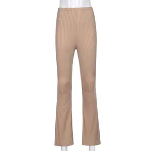 Detailansicht der beigen gerippten Schlagleggings mit hoher Taille aus Stretchstoff