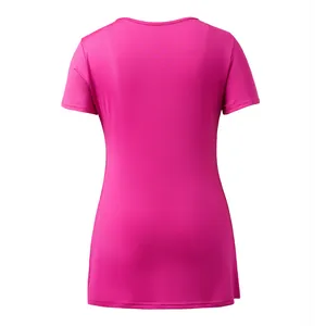 Vista posteriore di una maglia premaman fucsia a tinta unita con maniche corte.