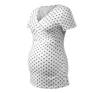 Dettaglio ravvicinato del top premaman per allattamento a pois con scollo a V bianco