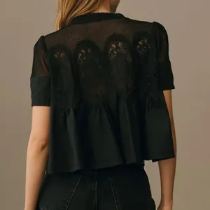 Haut noir brodé à manches courtes en mesh avec dentelle et ourlet péplum