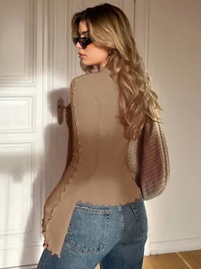 Elegante top asimmetrico marrone a collo alto con raffinati dettagli a bordo ondulato