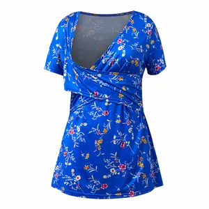 Dettaglio della maglia da allattamento a fiori con scollo a V in blu