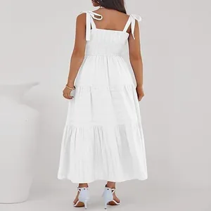 Vue arrière détaillée d'une robe longue d'été blanche à volants avec bretelles à nouer.