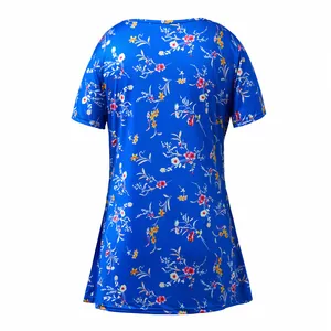 Vista posteriore di maglia premaman blu a fiori con maniche corte per l'allattamento