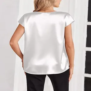 Vista trasera de un elegante top de satén plateado de manga corta para mujer, textura sedosa.