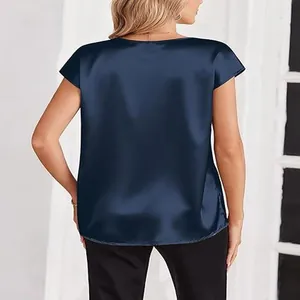 Detailansicht der Rückseite eines eleganten marineblauen Satin-Kurzarm-T-Shirts