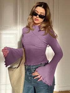 Top viola a maniche lunghe con cuciture asimmetriche ed eleganti maniche a campana.