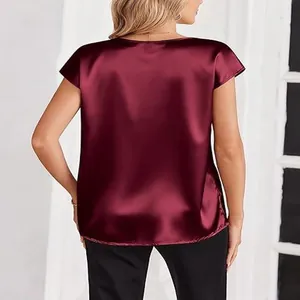 Vista trasera detallada de una elegante blusa de satén burdeos de manga corta para mujer