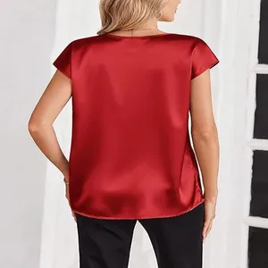 Vista trasera de una elegante blusa de satén roja con manga corta y un brillo suave