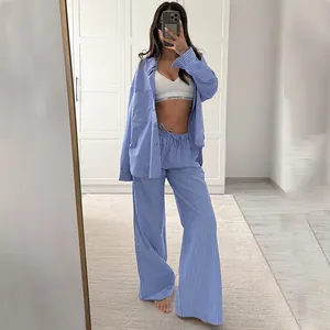Set completo casual a righe blu e bianche da donna in un selfie a specchio intero