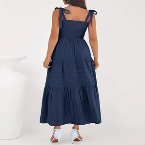 Vue arrière d'une robe longue bleu marine à étages avec bretelles nouées et bustier