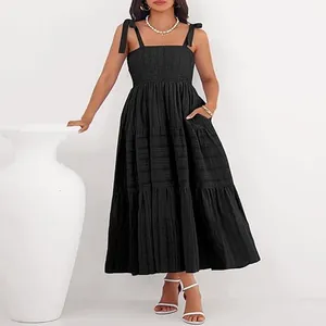 Détail d'une robe noire élégante à bustier smocké avec bretelles réglables
