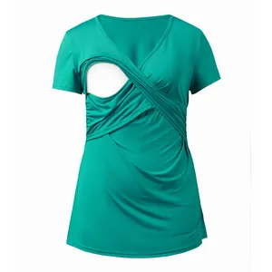 Dettaglio della maglia premaman verde incrociata con apertura pratica per l'allattamento