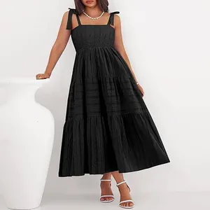 Vue d'ensemble d'une robe longue noire élégante avec corsage froncé et bretelles à nœuds