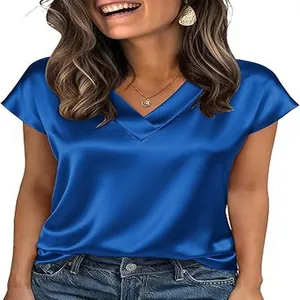 Vista detallada de una camiseta de satén azul real para mujer con cuello en V y textura