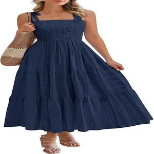 Vue détaillée de la robe bandeau bleu marine smockée avec jupe à volants plissée