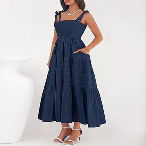 Robe longue bleu marine à bustier froncé, bretelles nouées, jupe à volants et poches