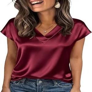 Elegante blusa de satén burdeos con cuello en V para mujer con textura suave como la seda