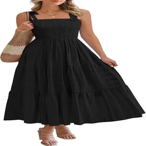 Vue détaillée du bustier smocké et de la jupe à volants de cette robe d'été noire élégante