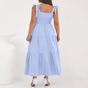 Vue arrière d'une robe longue bleu clair avec bustier smocké et jupe à plusieurs volants.