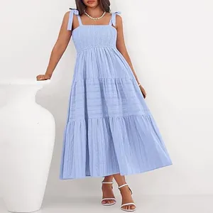 Robe longue bleu clair à plusieurs niveaux avec haut smocké et bretelles à nœuds