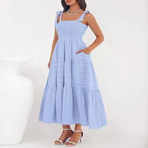 Élégante robe longue bleu clair à bustier smocké et bretelles à nouer sur mannequin