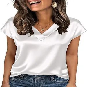 Detalle de primer plano de blusa blanca de satén con cuello en V y manga corta, textura sedosa