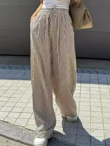 Detailansicht der gestreiften, lässigen Hose mit weitem Bein, Kordelzug und lockerer Passform