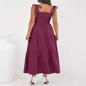 Vue arrière de robe longue à volants violette avec bretelles nouées réglables