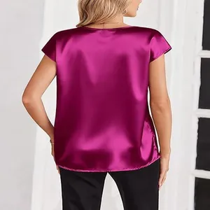 Vista detallada de la espalda de una camiseta de satén fucsia con textura suave.