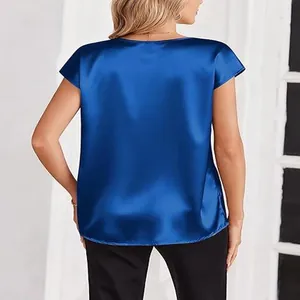 Elegante blusa de manga corta de satén azul para mujer vista desde atrás, tacto sedoso