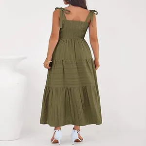 Vue arrière d'une robe longue à plusieurs niveaux vert olive avec bretelles nouables.