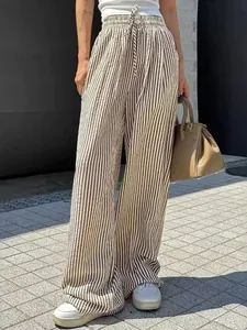 Detailansicht der lässigen gestreiften Damen-Hose mit weitem Bein und Kordelzug.