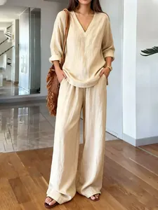 Completo casual in lino beige composto da top con scollo a V e pantaloni ampi eleganti
