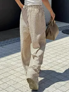 Detailansicht der gestreiften Damen-Hose mit weitem Bein im sommerlichen Outdoor-Stil
