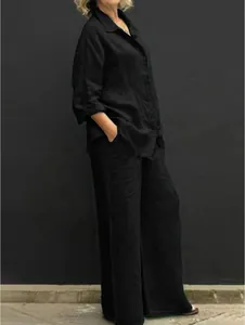 Dettaglio del set casual da donna in lino nero con camicia bottondown e pantaloni larghi