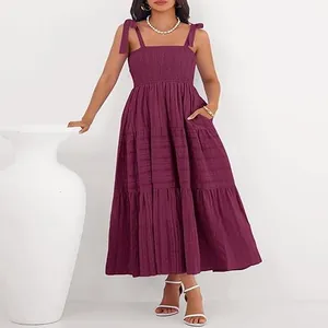 Élégante robe midi violette à volants et buste froncé avec bretelles à nouer et poches