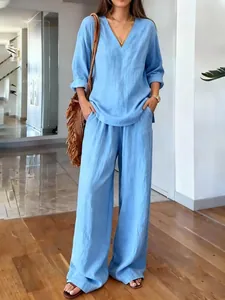 Completo casual in lino celeste con top con scollo a V e pantaloni larghi