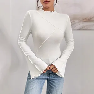 Top bianco a costine con collo alto cuciture asimmetriche e maniche a campana arricciate