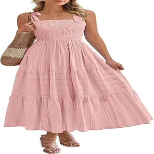 Charmante robe midi rose à volants avec smocks et fines bretelles pour un look d'été