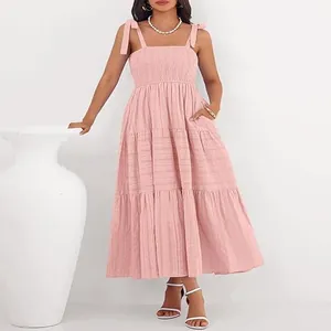 Robe d'été rose à volants avec bretelles à nœuds et bustier smocké très élégant