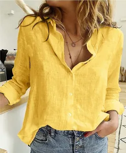 Gros plan sur les boutons et la texture du lin d'une chemise décontractée jaune pour femme