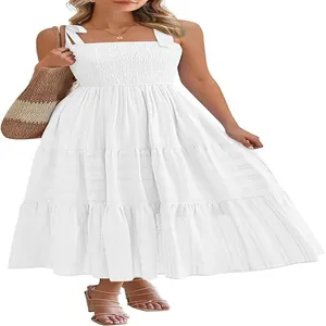 Détail d'une robe midi blanche à volants et corsage froncé avec des bretelles à nœuds élégantes