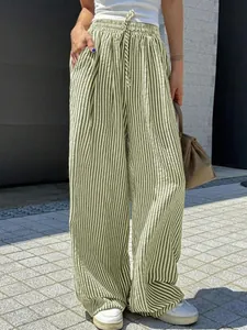 Schicke gestreifte weite Hose mit Kordelzug und Seitentaschen für den modernen Freizeitlook.