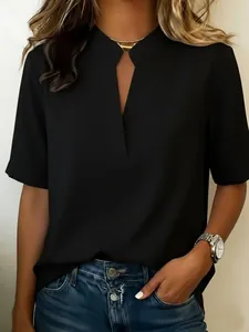 Dettaglio di una camicetta nera a maniche corte da donna con scollo a V alla moda