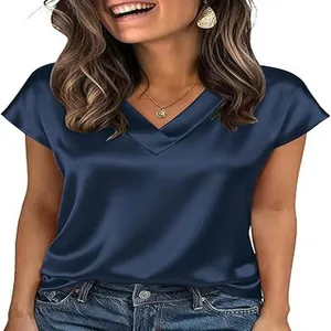 Detalle de cerca de camiseta de satén azul marino con cuello en V