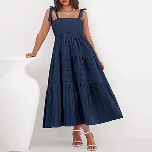 Vue détaillée d'une robe midi bleue à volants avec un élégant corsage froncé à bretelles